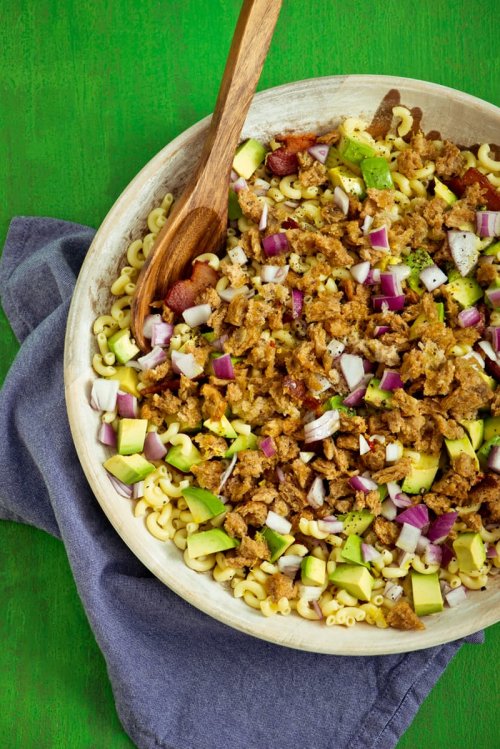 Ensalada de pasta, aguacate y bacon